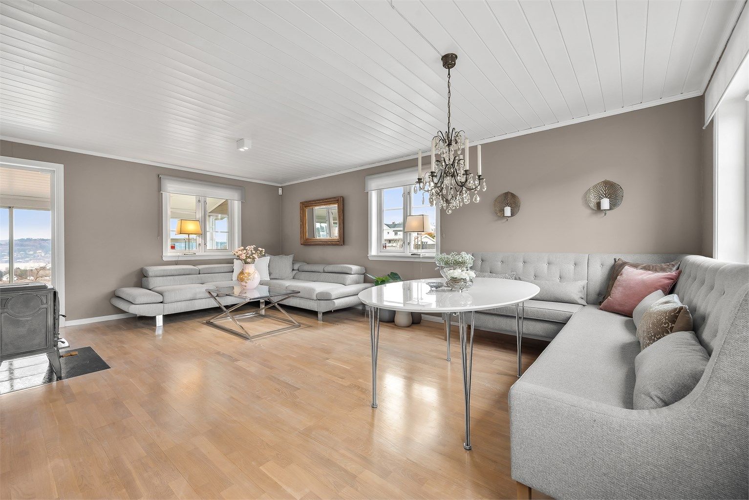 Romslig stue med god plass til både sofagruppe og spisebord.