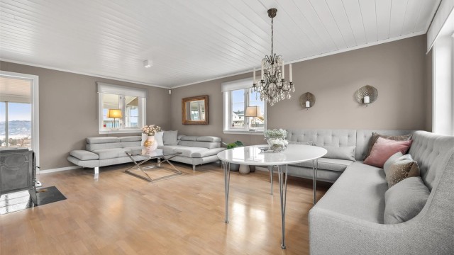 Romslig stue med god plass til både sofagruppe og spisebord.