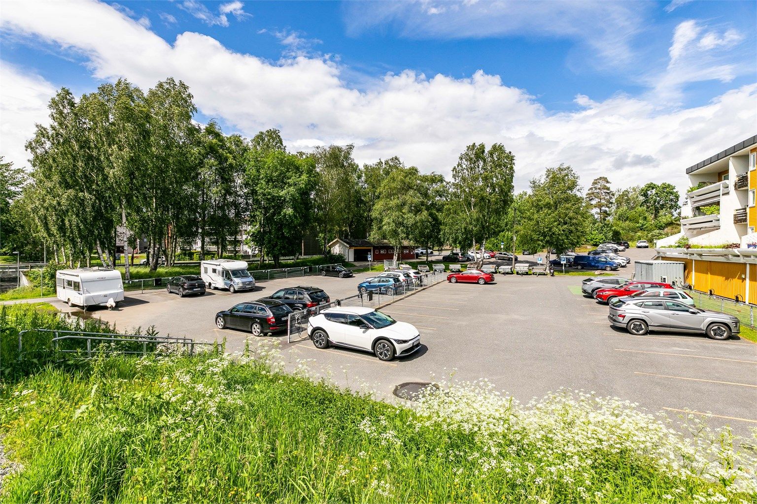 Borettslaget har parkeringsplasser som tildeles etter søknad og venteliste. Leieavgift må påregnes ved eventuell tildeling av plass.