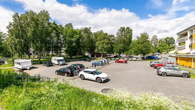 Borettslaget har parkeringsplasser som tildeles etter søknad og venteliste. Leieavgift må påregnes ved eventuell tildeling av plass.