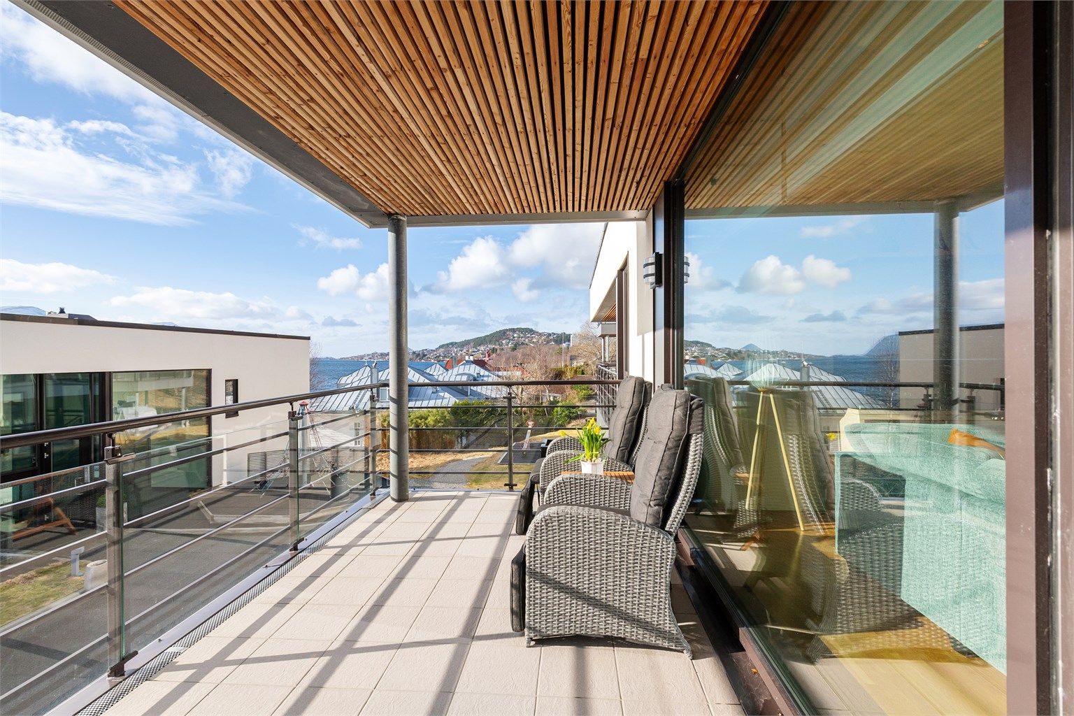 Overbygd terrasse mot syd på 16 kvm med glassrekkverk 