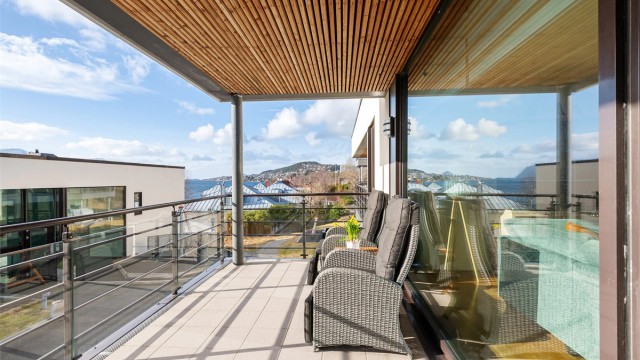 Overbygd terrasse mot syd på 16 kvm med glassrekkverk