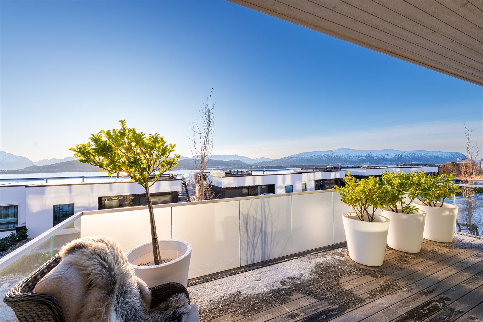 Sydvendt balkong med nydelig utsikt