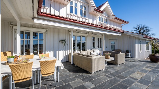 Terrassen er delvis overbygget og har skiferflis på støpt betongplate.