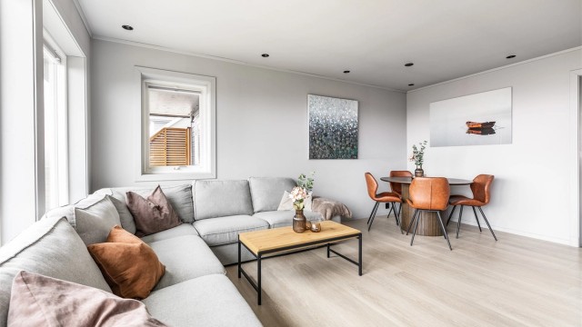 Boligens elektriske anlegg er vesentlig oppgradert samtidig med oppussing, blant annet med innfelte spotter og varmefolie både i stuen og på kjøkkenet.