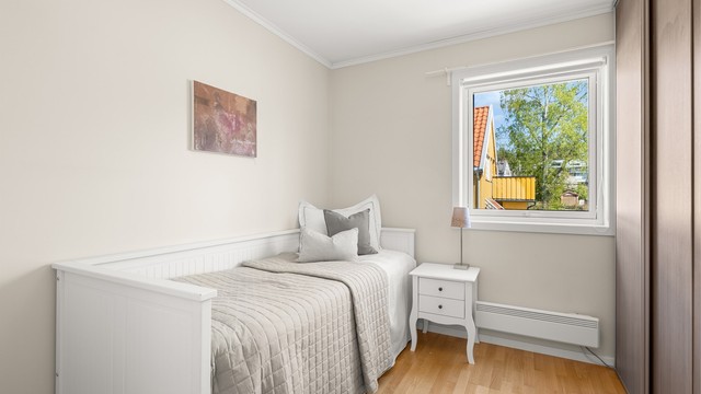Soverom 3 med skyvedørsgarderobe