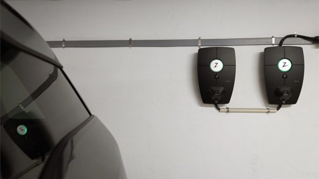Parkeringsplassen har elbillader