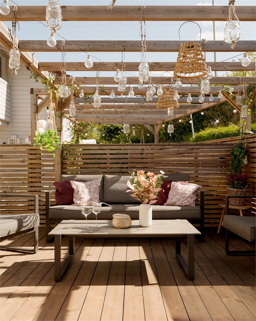  Et perfekt uterom med pergola, god plass til grill og flere sittegrupper