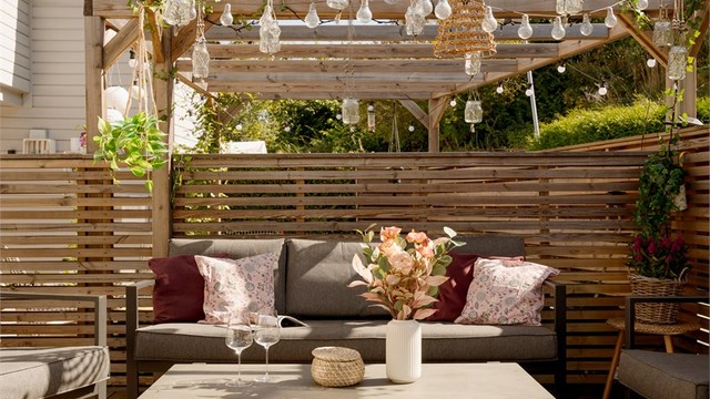 Et perfekt uterom med pergola, god plass til grill og flere sittegrupper