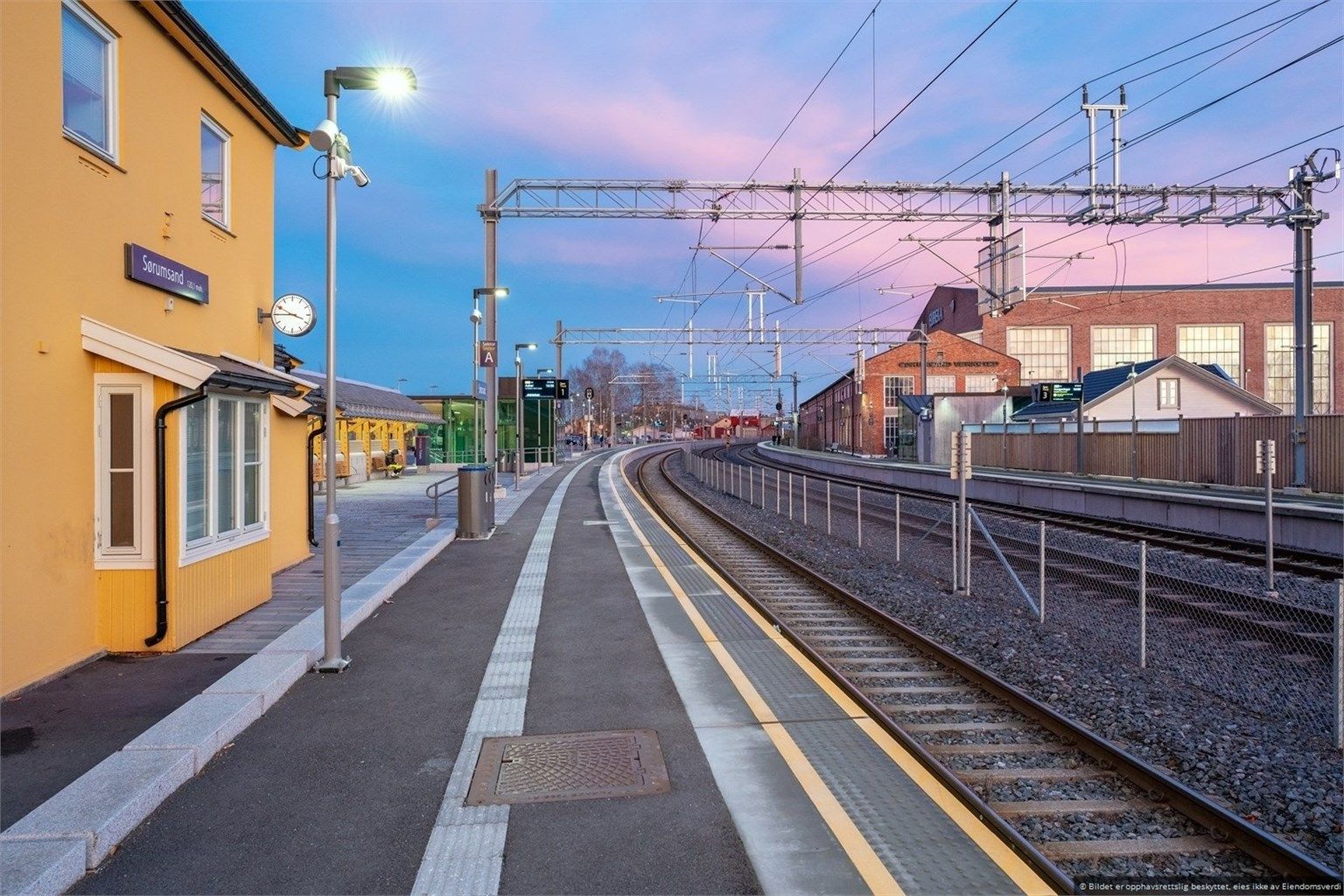 En liten gåtur unna togstasjonen som byr på gode kollektivmuligheter