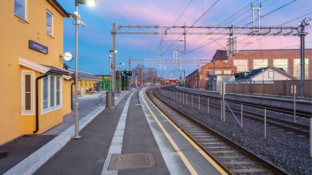 En liten gåtur unna togstasjonen som byr på gode kollektivmuligheter