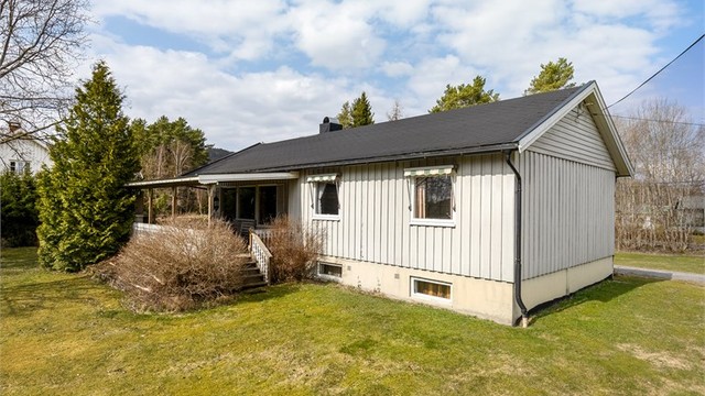 Ved inngangspartiet er det en terrasseplatting på 8 m².