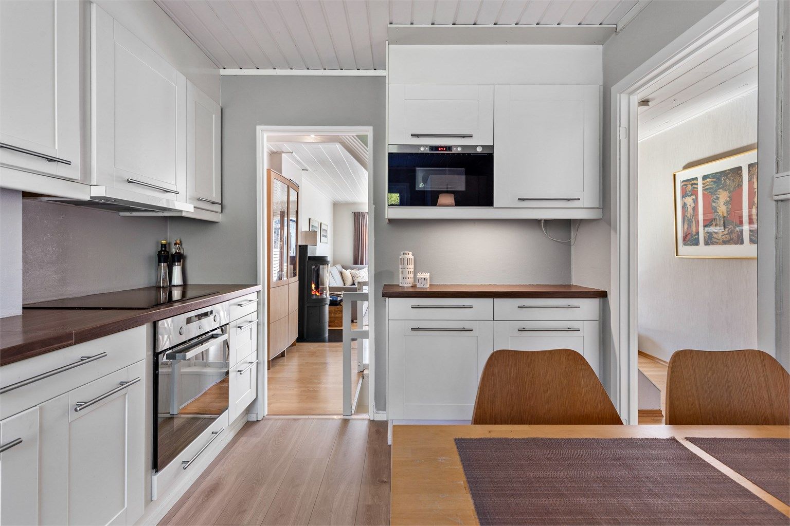 Det er plass til et mindre spisebord på kjøkkenet.