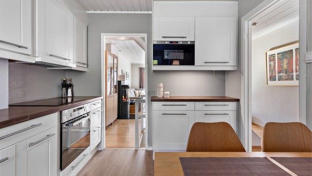 Det er plass til et mindre spisebord på kjøkkenet.