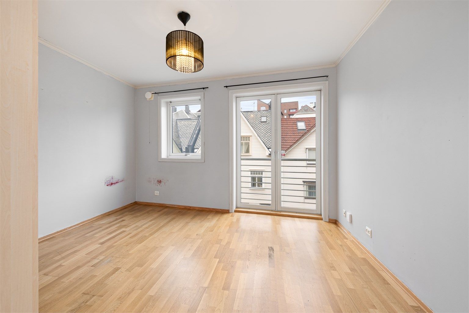 Hovedsoverommet er på ca. 12 m² og har praktisk garderobeløsning samt god plass til dobbeltseng og tilhørende møblement.