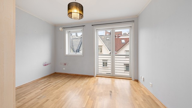 Hovedsoverommet er på ca. 12 m² og har praktisk garderobeløsning samt god plass til dobbeltseng og tilhørende møblement.