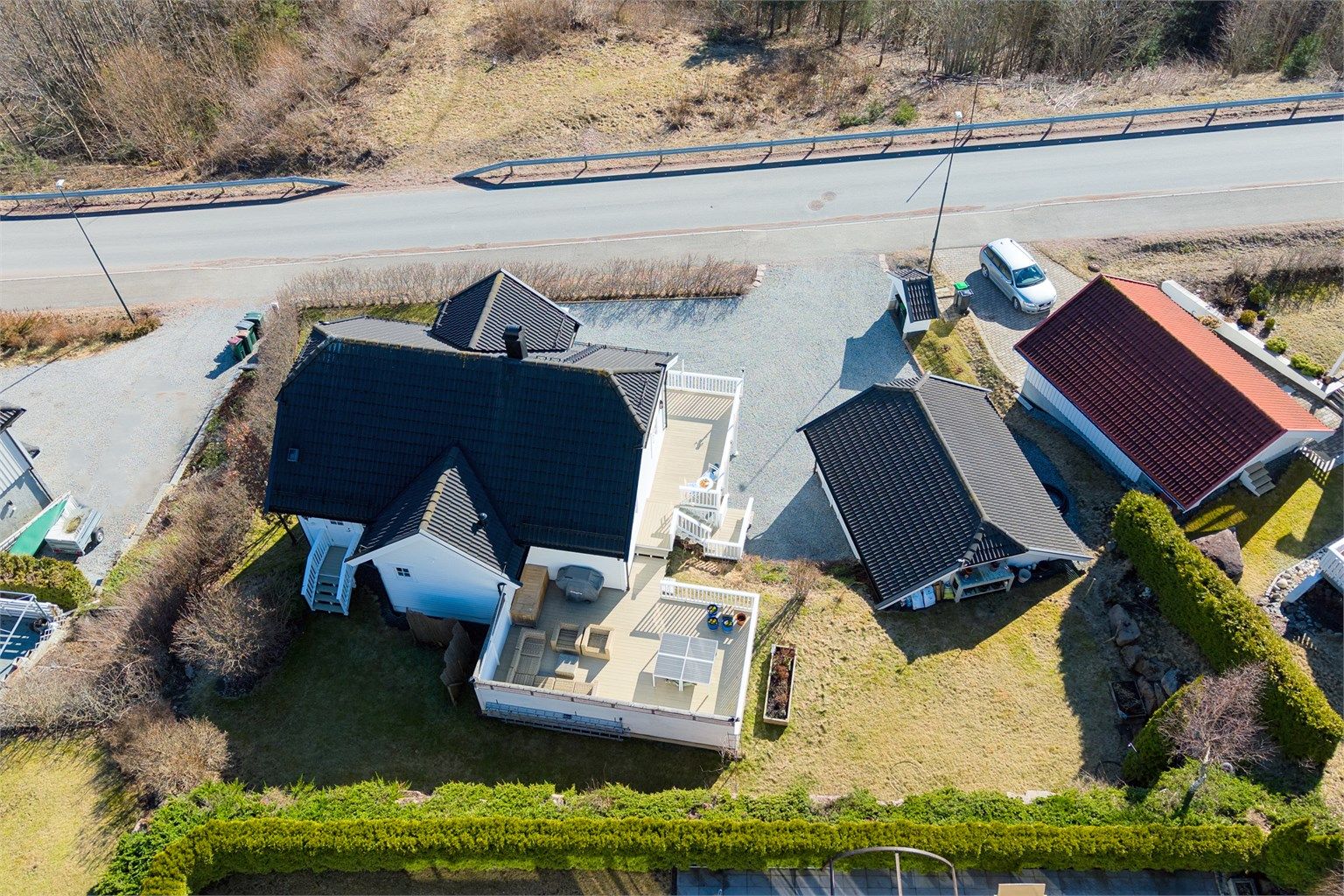 Tomten er godt utnyttet med romslig gårdsplass, dobbelgarasje, pent opparbeidet hage, ca. 68 kvm terrasser og platting, samt opparbeidet hekk som omkranser tomtegrensen for en mer privat og skjermet hage 