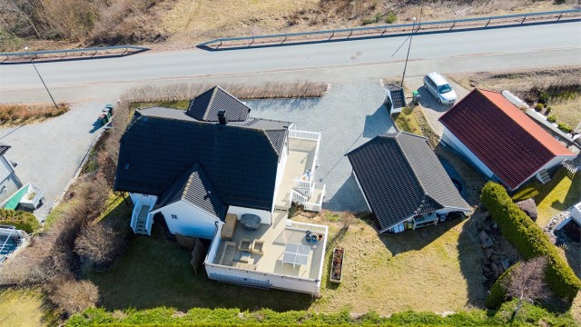 Tomten er godt utnyttet med romslig gårdsplass, dobbelgarasje, pent opparbeidet hage, ca. 68 kvm terrasser og platting, samt opparbeidet hekk som omkranser tomtegrensen for en mer privat og skjermet hage