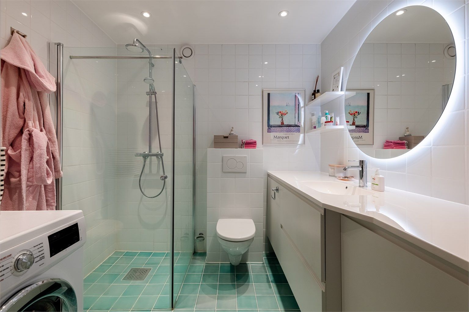 Lyst baderom fra byggeår, oppgradert i 2022. Badet er flislagt med varmekabler i gulv for en behagelig start på dagen og downlights i himling.