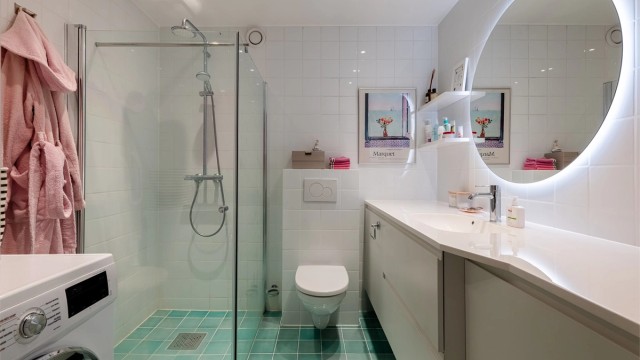 Lyst baderom fra byggeår, oppgradert i 2022. Badet er flislagt med varmekabler i gulv for en behagelig start på dagen og downlights i himling.