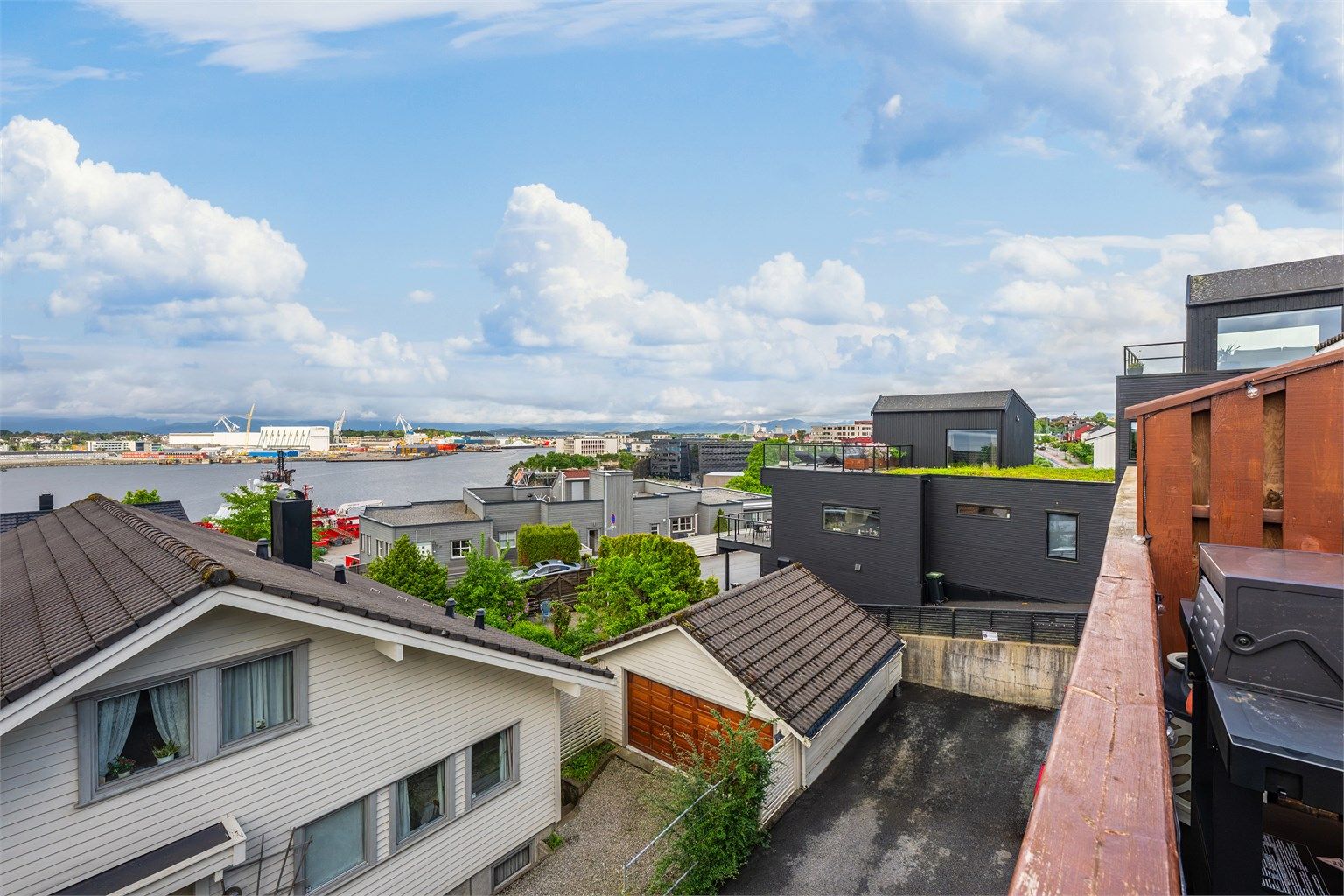 Leiligheten ligger i kort avstand fra Stavanger sentrum og kun et par min gange til handelshøyskolen BI. 
