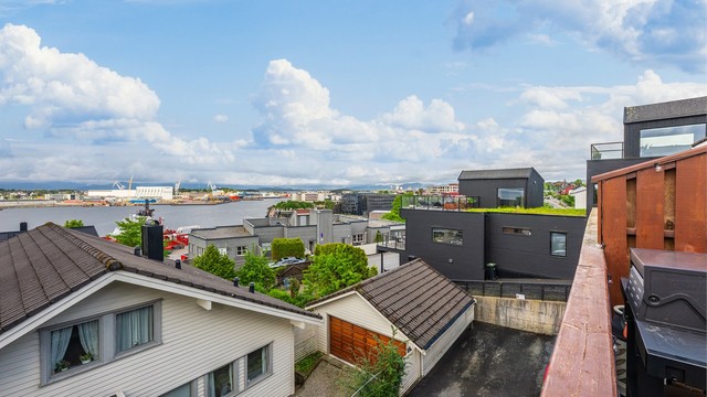 Leiligheten ligger i kort avstand fra Stavanger sentrum og kun et par min gange til handelshøyskolen BI.