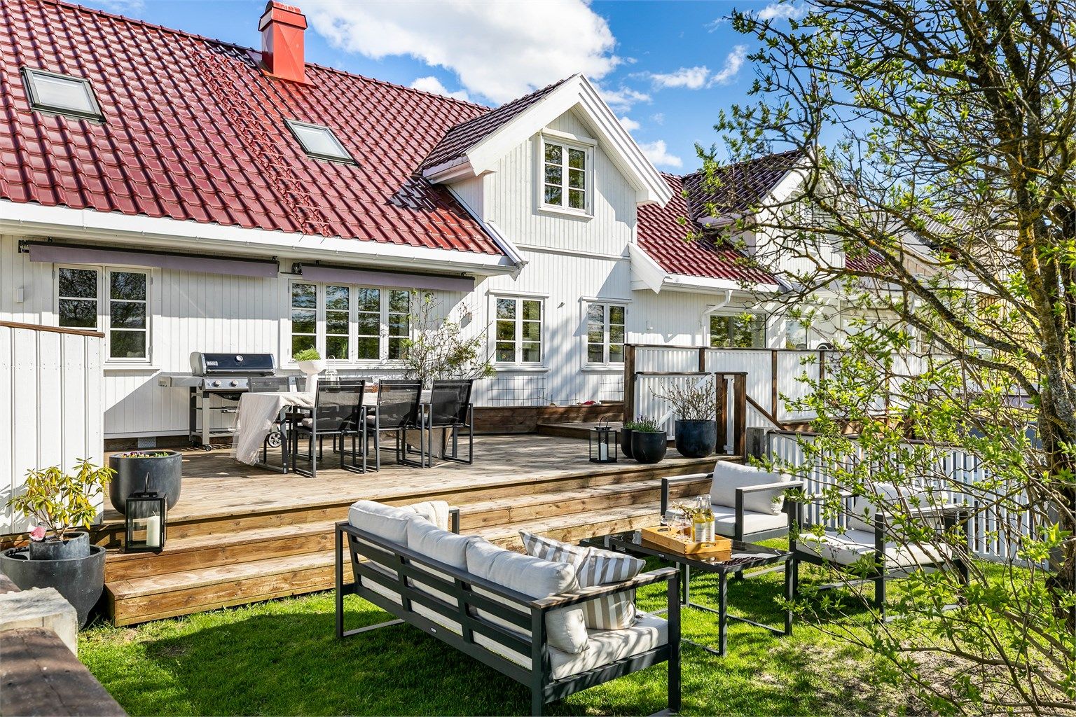 Avslapning på plenen og grilling i kveldssolen på terrassen - prisverdige muligheter å se frem mot i kjøligere årstider.
