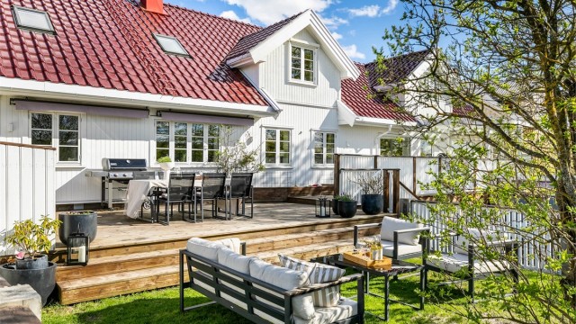 Avslapning på plenen og grilling i kveldssolen på terrassen - prisverdige muligheter å se frem mot i kjøligere årstider.