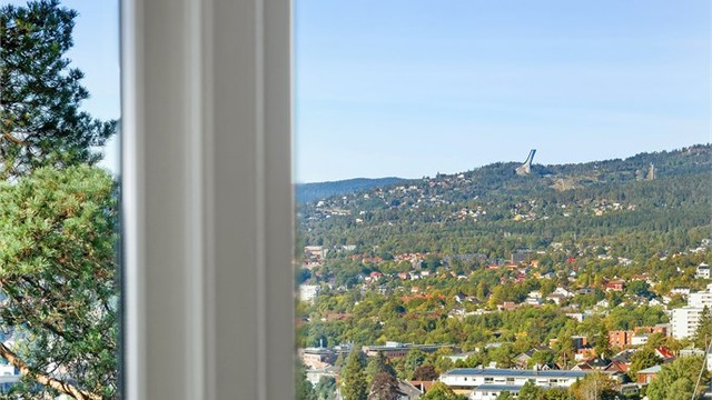 Utsikt mot Holmenkollåsen gjennom vindusposten.