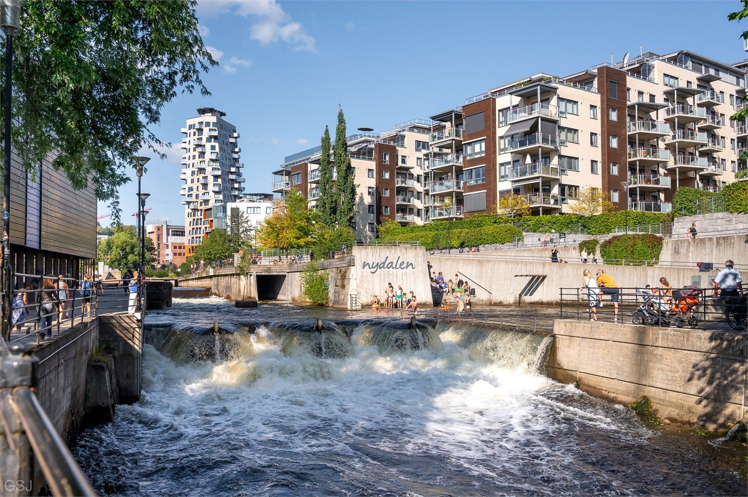 Her bor du på første rekke langs idylliske Akerselva med flotte turstier og badeplasser rett utenfor døren!