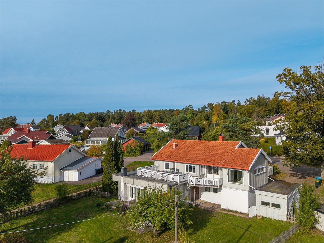 Boligen ligger i et rolig og etablert boligområde på Vestskogen.