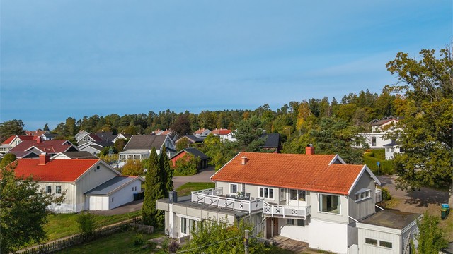 Boligen ligger i et rolig og etablert boligområde på Vestskogen.