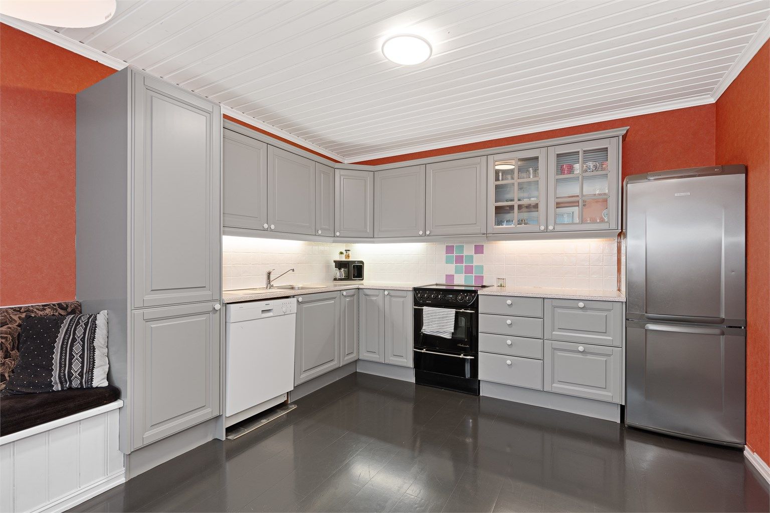 Kjøkkenet har en klassisk innredning med profilerte fronter og rikelig med skapplass. Innredning fra byggeår.