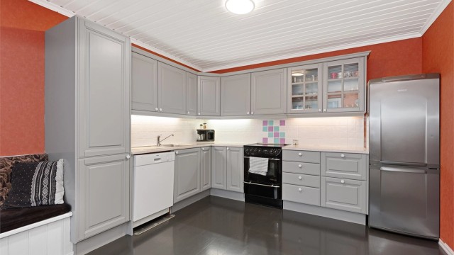 Kjøkkenet har en klassisk innredning med profilerte fronter og rikelig med skapplass. Innredning fra byggeår.