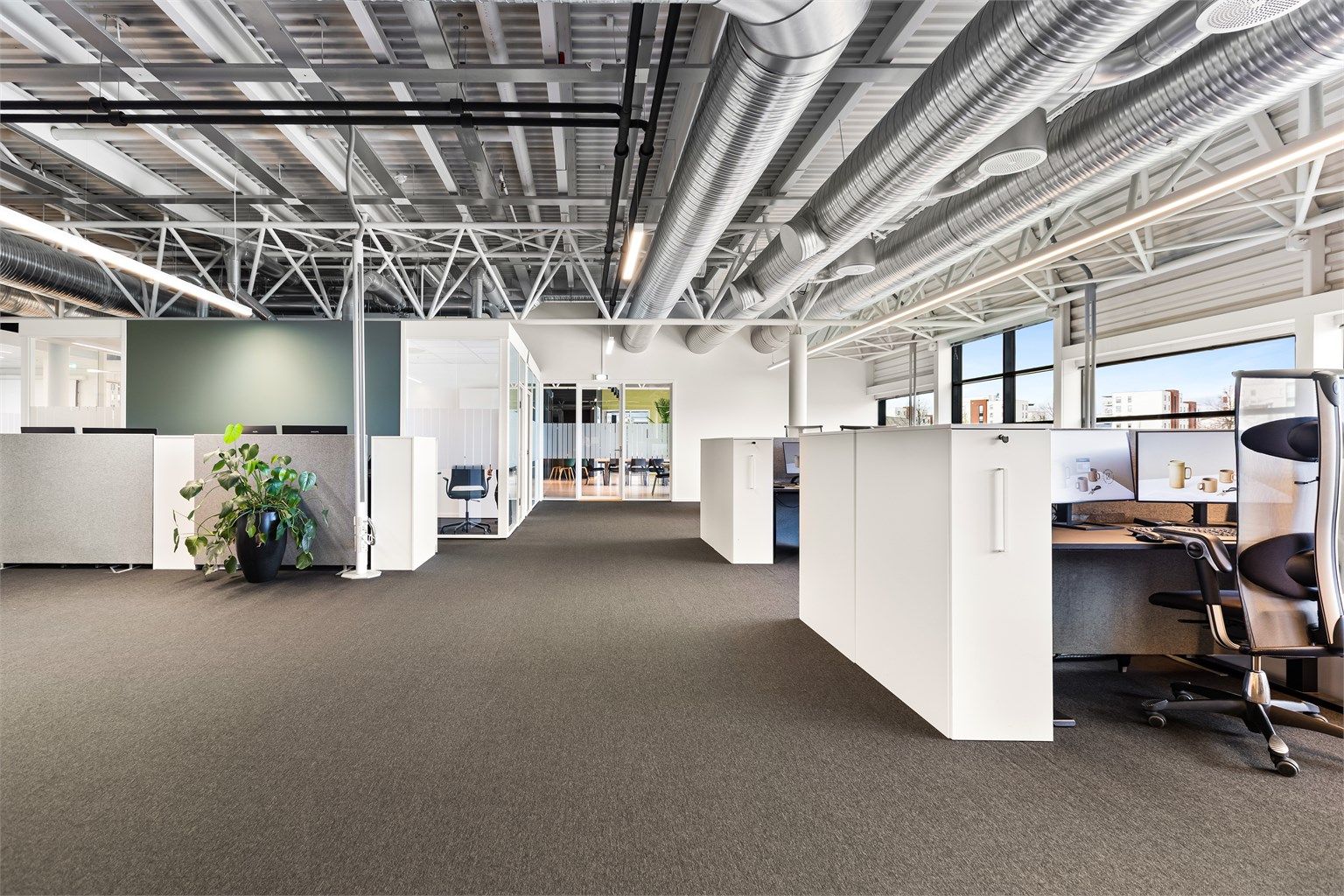 Her kan fint 20 stykker sitte og jobbe