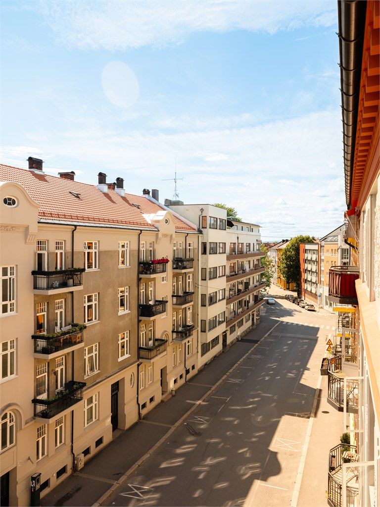 I følge eier er det sol på denne balkongen fra ca. kl 06.00 til ca. kl. 15.30.