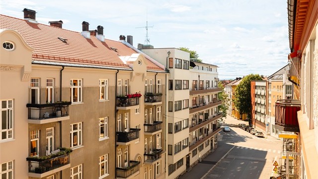 I følge eier er det sol på denne balkongen fra ca. kl 06.00 til ca. kl. 15.30.