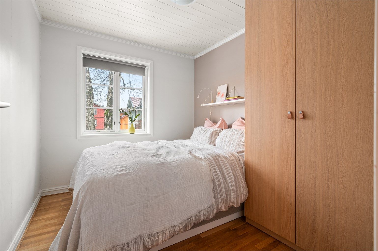 Her har du god plass til dobbeltseng og garderobe. Soverommet vender i tillegg ut mot den grønne og stille bakgården. 