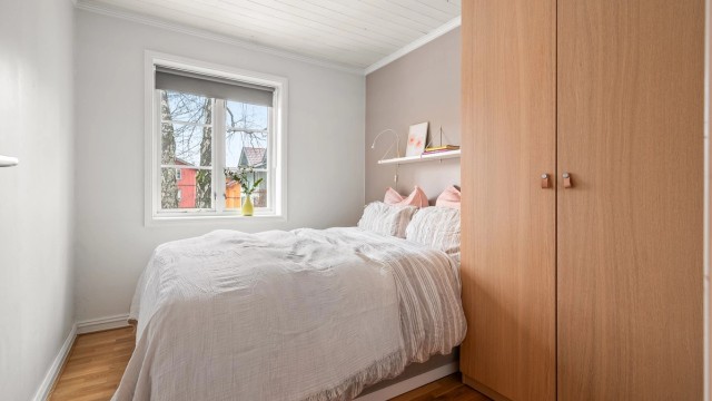 Her har du god plass til dobbeltseng og garderobe. Soverommet vender i tillegg ut mot den grønne og stille bakgården.