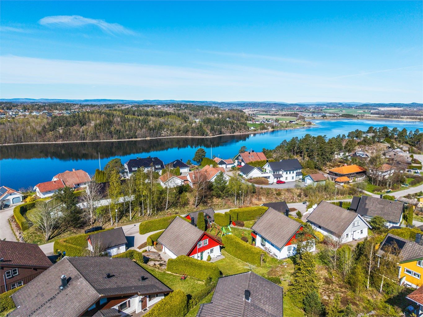 Beliggenheten byr på nærhet til både sjøen og flotte turområder.