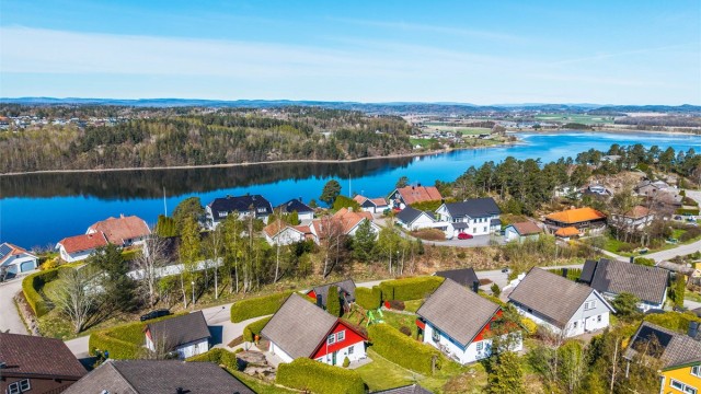Beliggenheten byr på nærhet til både sjøen og flotte turområder.