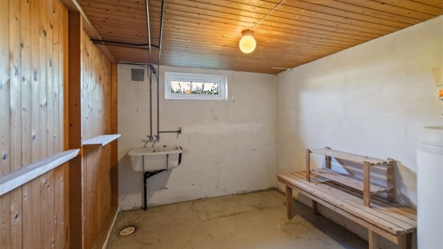 Praktisk vaskekjeller med opplegg for vaskemaskin og en 200-liters varmtvannsbereder fra 2016.