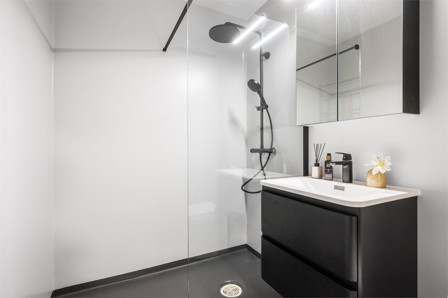 Her er det dusjhjørne med glassvegg, servant nedfelt i innredning og speilskap, alt nytt i 2025. 