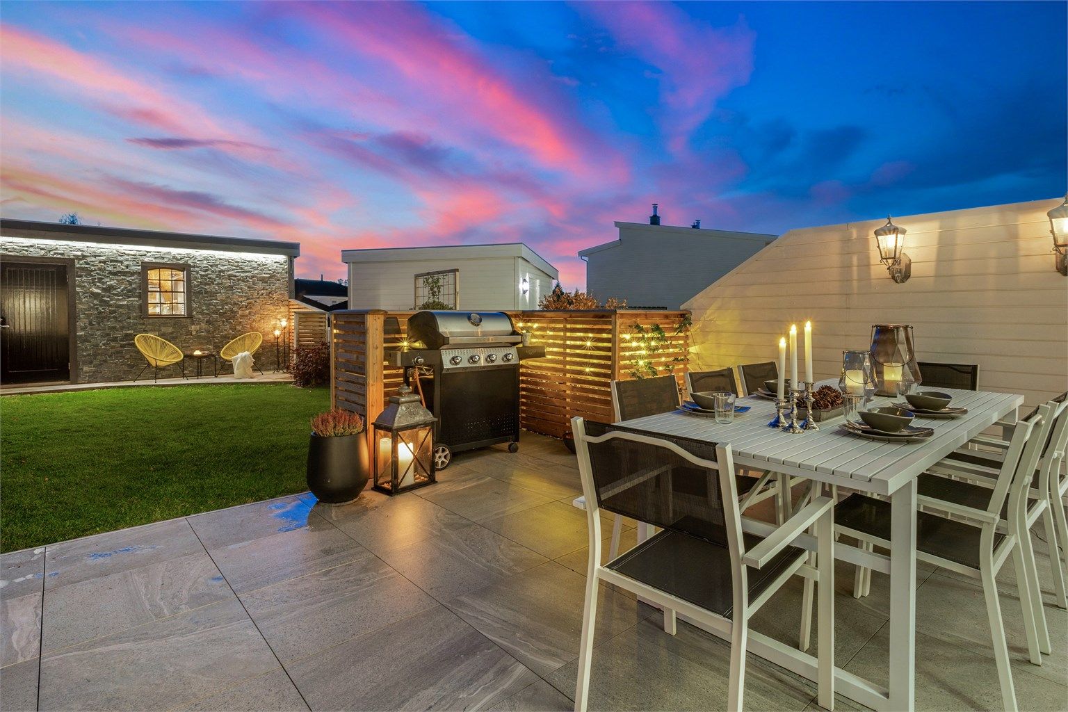 Luksus møter hverdagsliv i denne påkostede familieboligen med solrike uteområder og perfekt
beliggenhet på Jessheim.