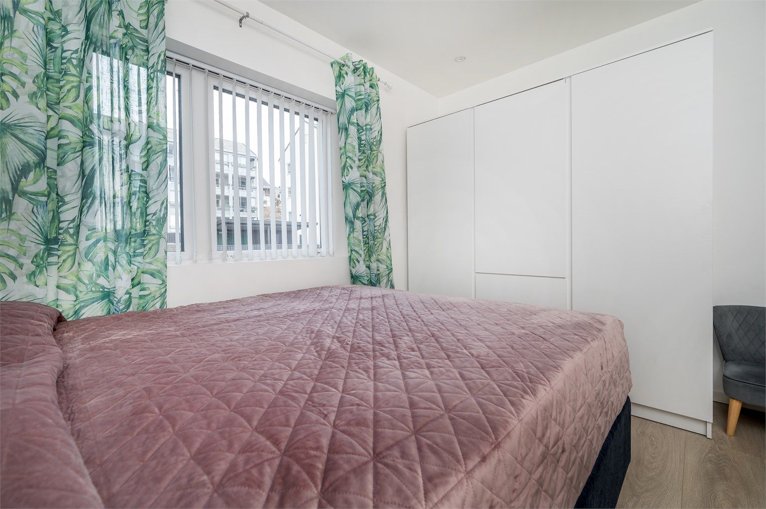 Rommet er utstyrt med en stor, plassbygd garderobeløsning som gir utmerket lagringsplass.