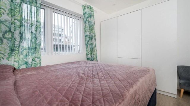 Rommet er utstyrt med en stor, plassbygd garderobeløsning som gir utmerket lagringsplass.