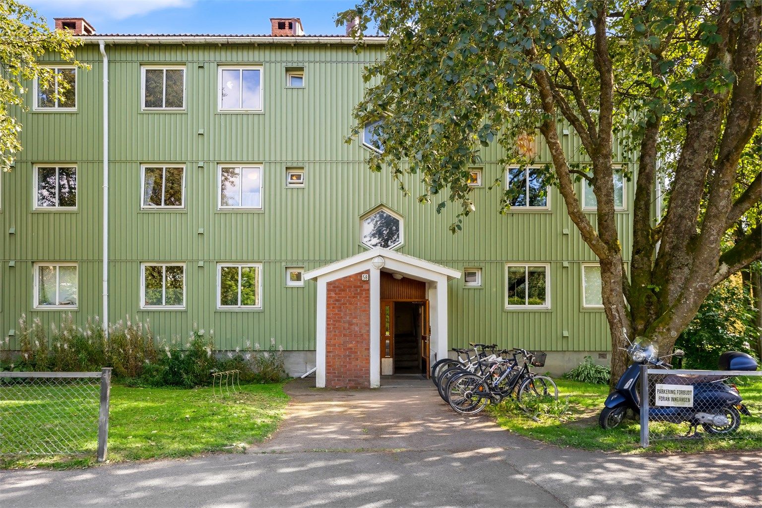 Leiligheten ligger i et veletablert og rolig boligområde i Sogn hageby.