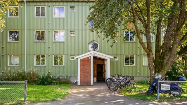 Leiligheten ligger i et veletablert og rolig boligområde i Sogn hageby.