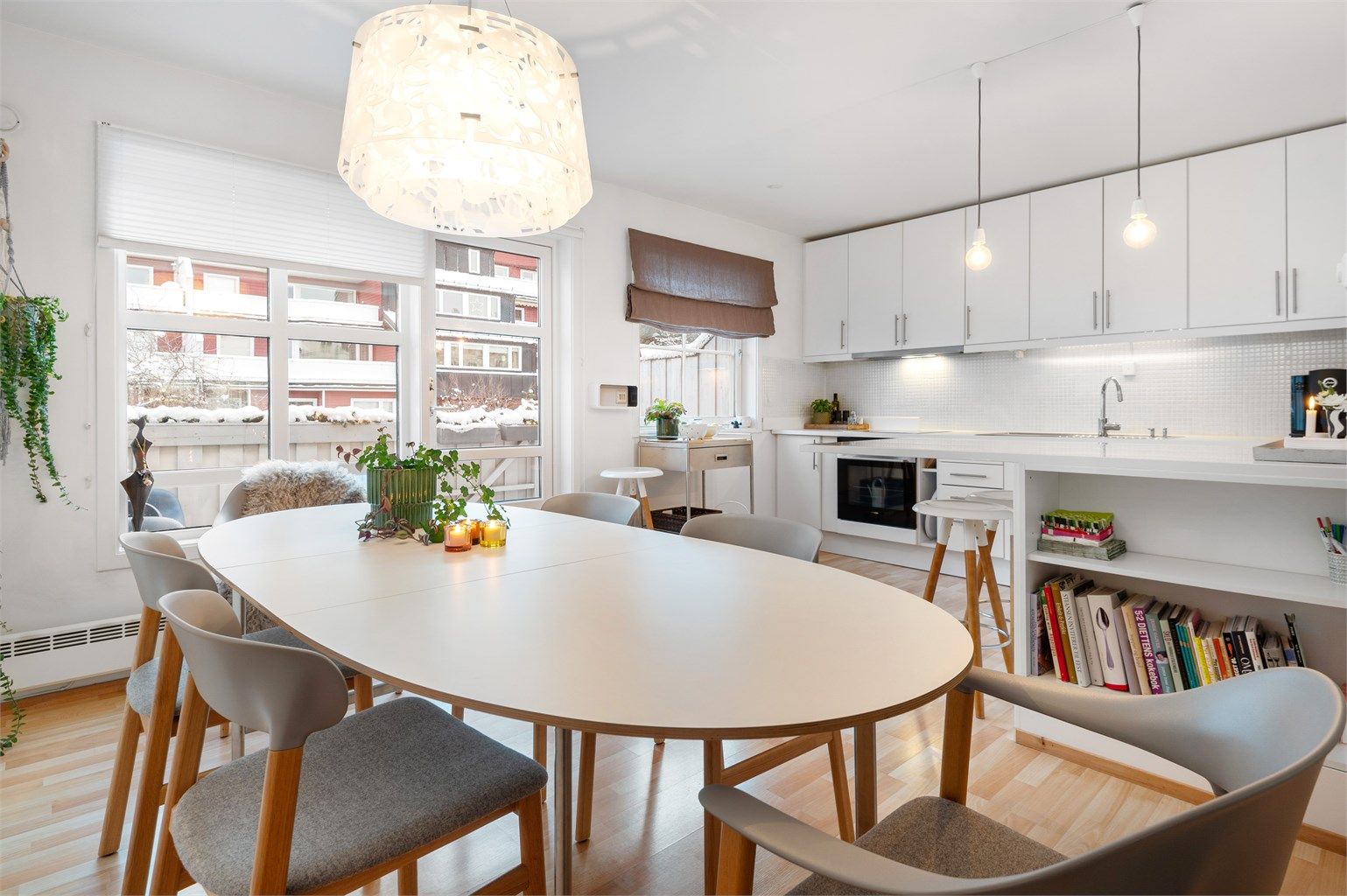 Stue og kjøkken ligger i dels åpen løsning, med adkomst til en lun og solrik altan som vender ut mot borettslagets felles uteområde. 