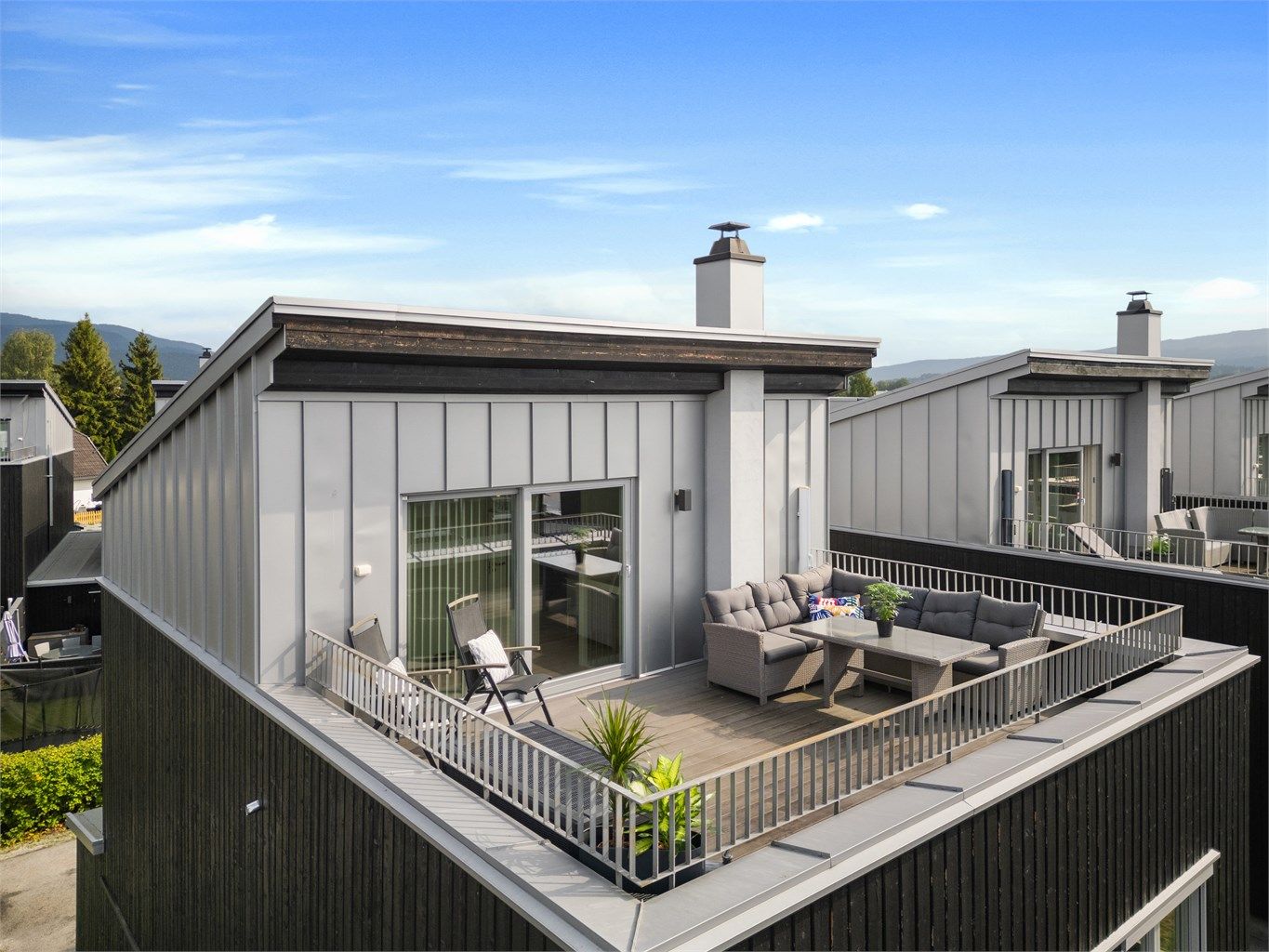  Flott uteplass på takterrasse på 23 kvm med god plass til utemøbler